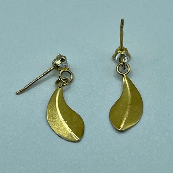 Vintage 1970's Leaf Tiny Dangle Gold Plated & Solid 14k Synth. Diamond Earrings - Picture 3 of 13